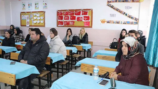 Ağrı'da veliler çocuklarıyla aynı sıralarda ders görüyor
