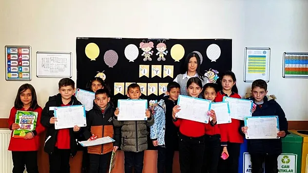 Ağrı'da öğrenciler karne heyecanı yaşadı