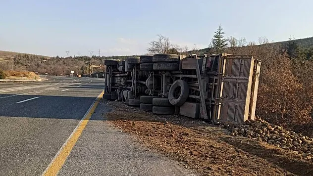 Elazığ'da pancar yüklü tır devrildi: 1 yaralı

