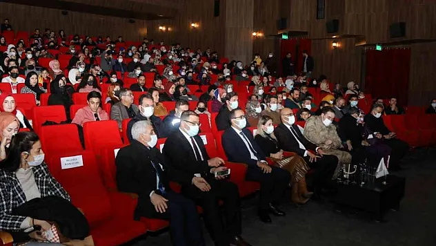 Van'da 'Kamyon' adlı tiyatro oyununa yoğun ilgi