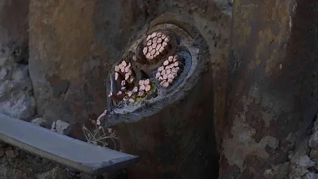 Kabloları çalmak isteyen hırsız yanlış kabloyu kesince 40 dairenin elektronik cihazı yandı
