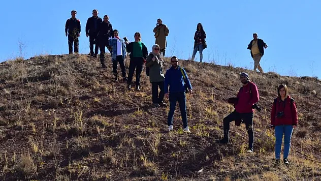Sonbahar fotoğrafları için dağlara tırmandılar

