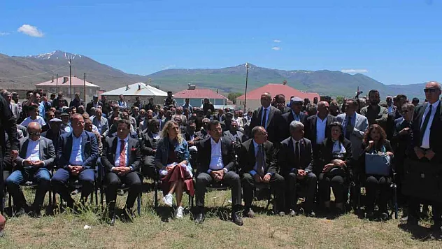 İBB Başkanı İmamoğlu, Van'da caminin temel atma törenine katıldı
