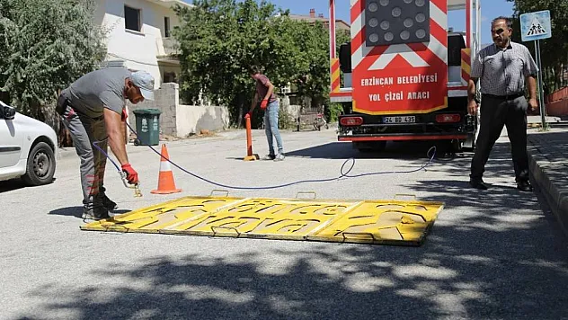 Yaya geçidi çizgileri boyanıyor
