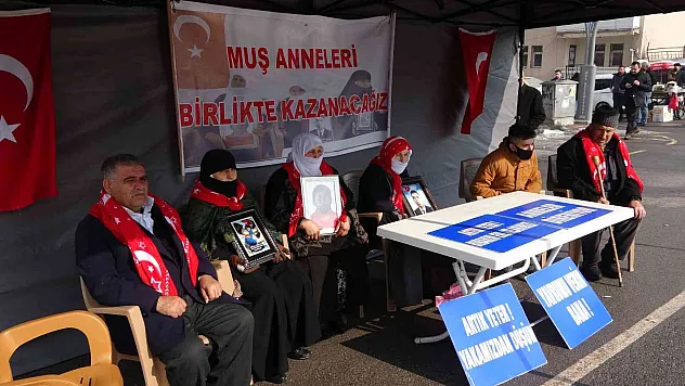 Muş'ta ailelerin evlat nöbeti dondurucu soğukta devam ediyor
