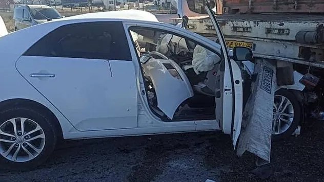 Ağrı'da otomobil tırla çarpıştı 2 yaralı