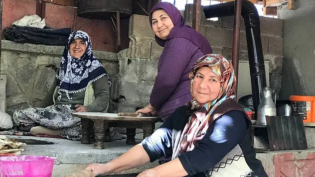 Köy kadınlarından zorlu tandır ekmeği yapımı

