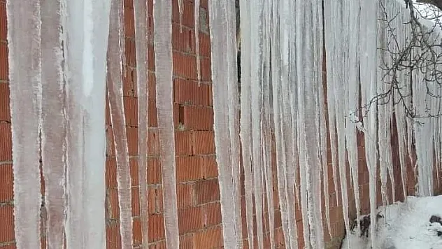 Çatılarda 2 metrelik buz sarkıtları oluştu
