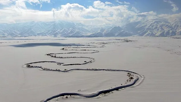 Kar altındaki menderesler görenleri mest ediyor
