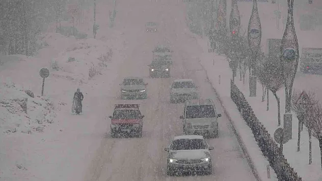 Yüksekova'da yoğun kar yağışı
