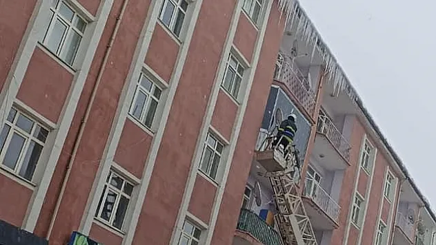 İtfaiye ekipleri buz sarkıtlarını temizledi
