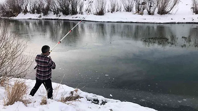 Kars'ta eksi 13 derece soğukta balık avı
