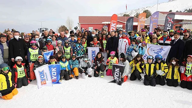 Snowboard yarışlarında dereceye giren sporcular ödüllendirildi
