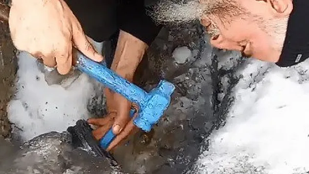 Buzlanan boruda mahsur kalan kediyi böyle kurtardı
