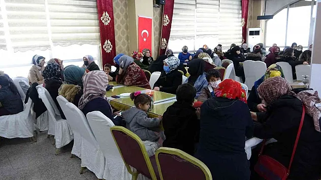 Vanlı kadınlar dost sohbetleri çerçevesinde bir araya geliyor
