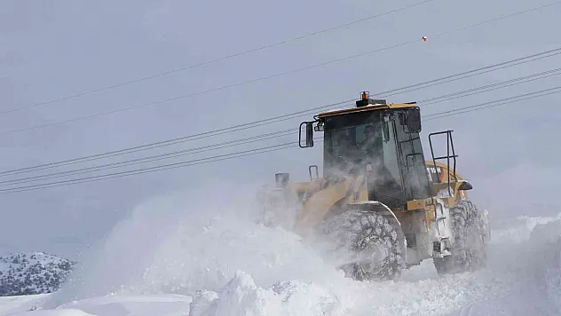Erzincan'da kar ve tipiden 163 köy yolu ulaşıma kapalı