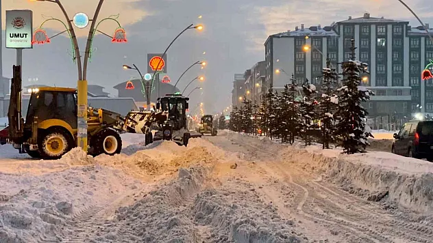Ağrı'da bir buçuk metreyi bulan kar, ekipler tarafından temizleniyor