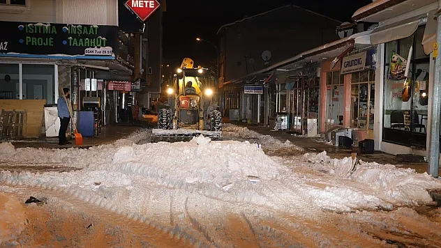 Kar yığınları şehir merkezi dışına taşınıyor
