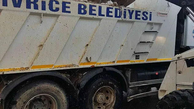 Sivrice'de kar birikintileri kamyonlarla ilçe dışına taşınıyor
