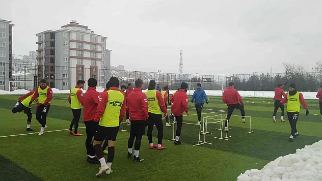 Elazığspor, Elazığ Karakoçan FK'nın sahasında çalıştı
