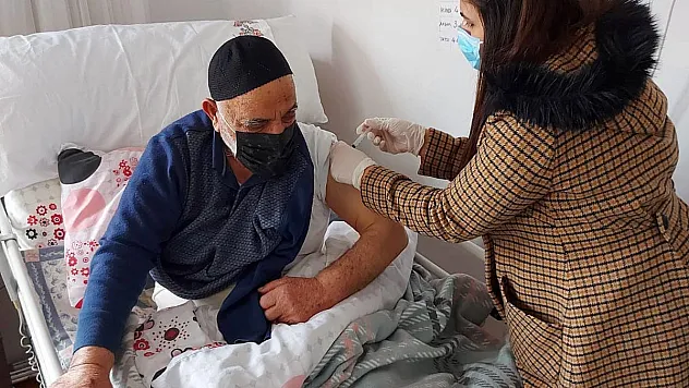 Sağlık ekipleri aşılama çalışmalarını sürdürüyor
