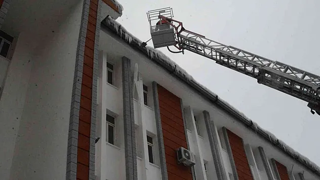 Hakkari'de buz sarkıntıları temizleniyor
