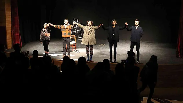 Van'da 'Ben Feuerbach' oyunu büyük ilgi gördü
