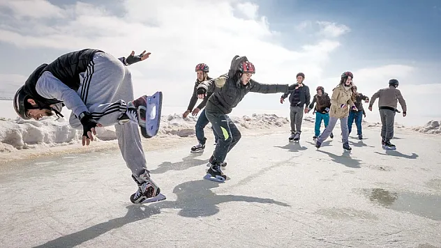 Türkiye'nin en büyük doğal buz pisti Çıldır Gölü'nde buz pateni keyfi
