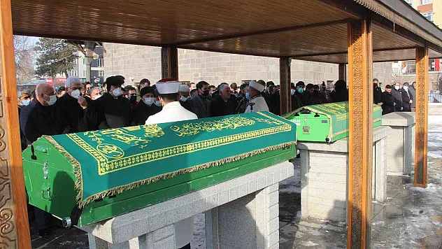 Çığ altında hayatını kaybeden amca çocukları son yolculuğuna uğurlandı
