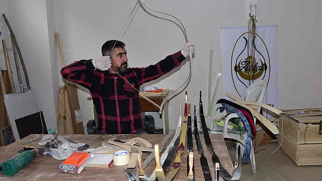 Kendi imkanlarıyla kurduğu atölyede yay üretiyor
