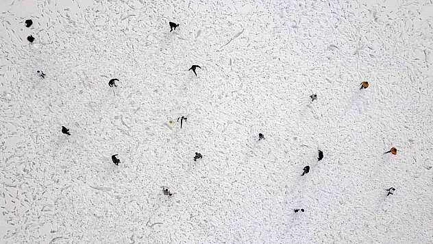 Donan Arin Gölü üzerinde futbol keyfi
