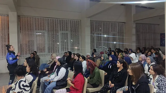 Ağrı Ahmed-i Hani Yurdunda KADES Semineri: Kadına Şiddete Dur De!
