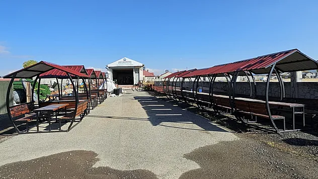 Ağrı Belediyesi kendi atölyelerinde çevre dostu şehir mobilyası üretiyor
