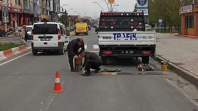 Ağrı Belediyesi'nden Trafik Güvenliği Atağı: Hız Kesici Kasis Çalışmaları Devam Ediyor