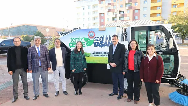 Ağrı Belediyesi, Vakumlu Yeni Yol Süpürme Aracıyla Filosunu Güçlendirdi