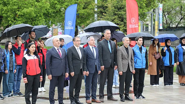 Ağrı'da 19 Mayıs ve Gençlik Haftası Coşkusu Çelenk Sunma Töreniyle Başladı