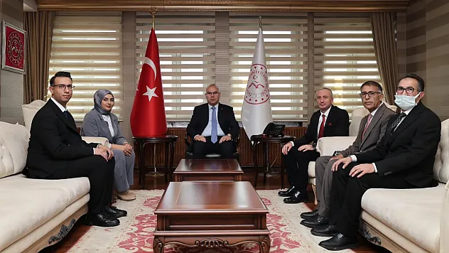 Ağrı'da 24 Kasım Heyecanı: Vali Koç, Eğitim Neferlerini Makamında Ağırladı