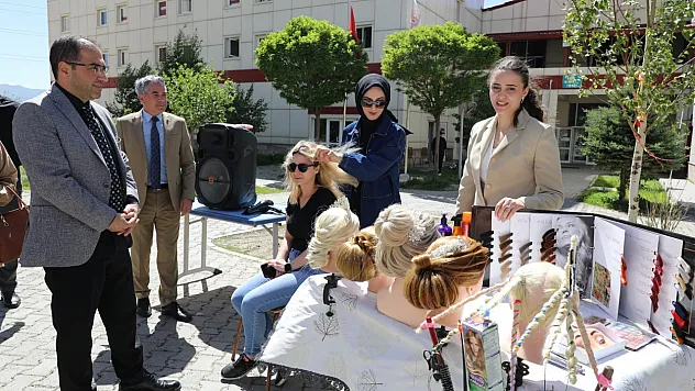 Ağrı'da Abdurrahim Arvasi Kız Öğrenci Yurdu'nda Yıl Sonu Sergisi Büyük Beğeni Topladı
