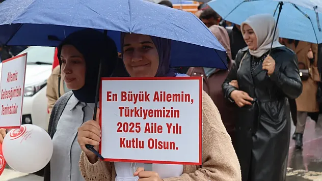 Ağrı'da Aile Haftası Kapsamında Kortej Yürüyüşü Düzenlendi