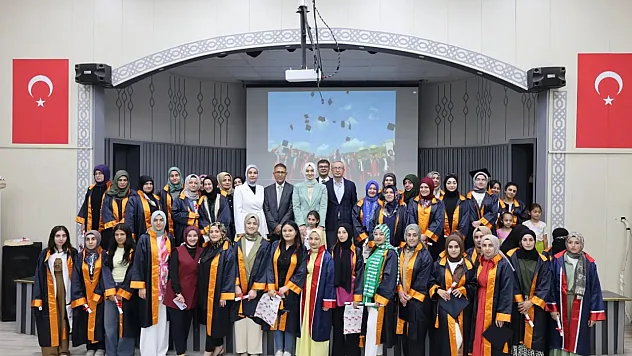 Ağrı'da 'Anne Akademisi' Mezuniyet Heyecanı: Vali Koç'un Eşi Neslihan Gül Koç Annelerle Bir Araya Geldi