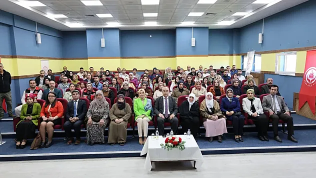 Ağrı'da Anneler Günü'ne Özel Söyleşi Programı Düzenlendi