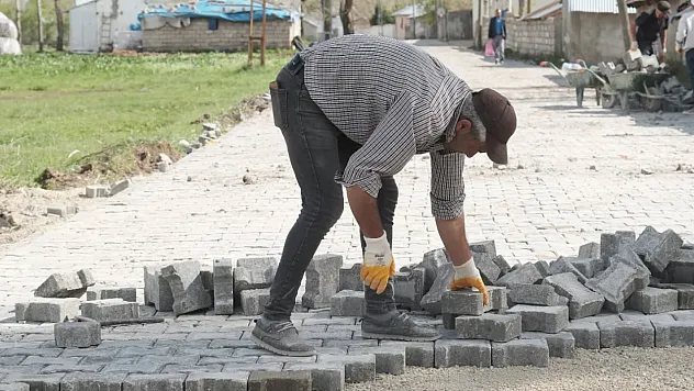Ağrı'da Baloluk Köyünde Kilit Parke Taşı Çalışmaları Tüm Hızıyla Sürüyor