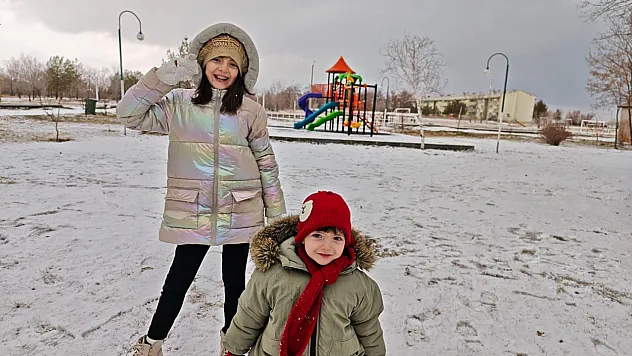 Ağrı'da Beklenen Kar Yağışı Kent Merkezini Beyaza Bürüdü