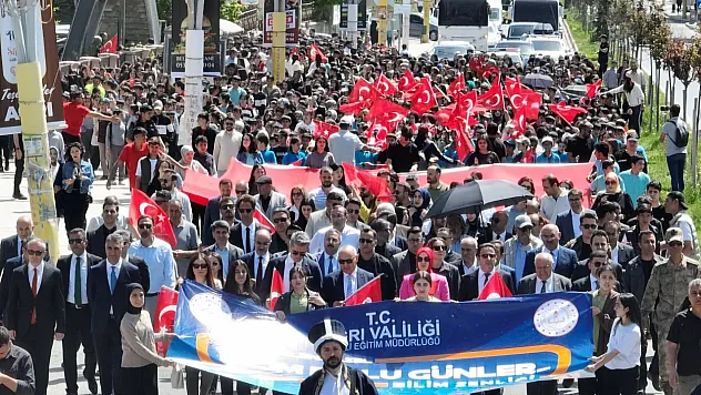 Ağrı'da Bilim Şenliği Coşkusu: 4'üncü Bilim Dolu Günler Kortej Yürüyüşü Renkli Görüntülere Sahne Oldu