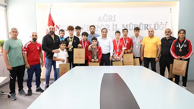 Ağrı'da Dereceye Giren Sporculara Ödül Töreni! İl Müdürü Çelebi: 'Sizler Geleceğin Şampiyonlarısınız'