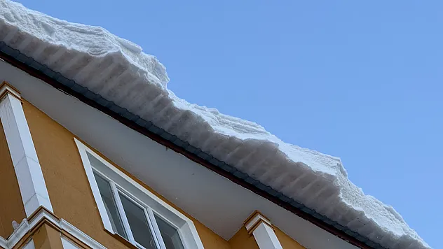 Ağrı'da Dondurucu Soğuklar Tehlike Saçıyor: Çatılarda Dev Buz Sarkıtları