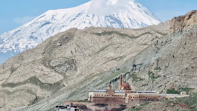 Ağrı'da hayal olan o fotoğraf gerçekleşti: Ağrı Dağı ve İshak Paşa Sarayı Aynı Karede Buluştu