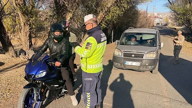 Ağrı'da Kapsamlı Trafik Kontrolü: 88 Ceza, 49 Men ve 5 Yakalama Kararı