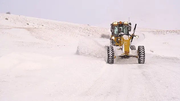 Ağrı'da kar ve tipi ulaşımı vurdu
