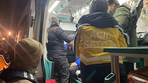 Ağrı'da korkutan çığ: 4 kişinin olduğu araç kar altında kaldı